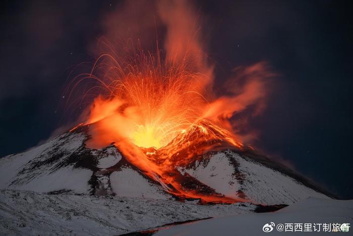 最近西西里迎來的降溫,火山開始出現了積雪,而這個活躍的活火山也不