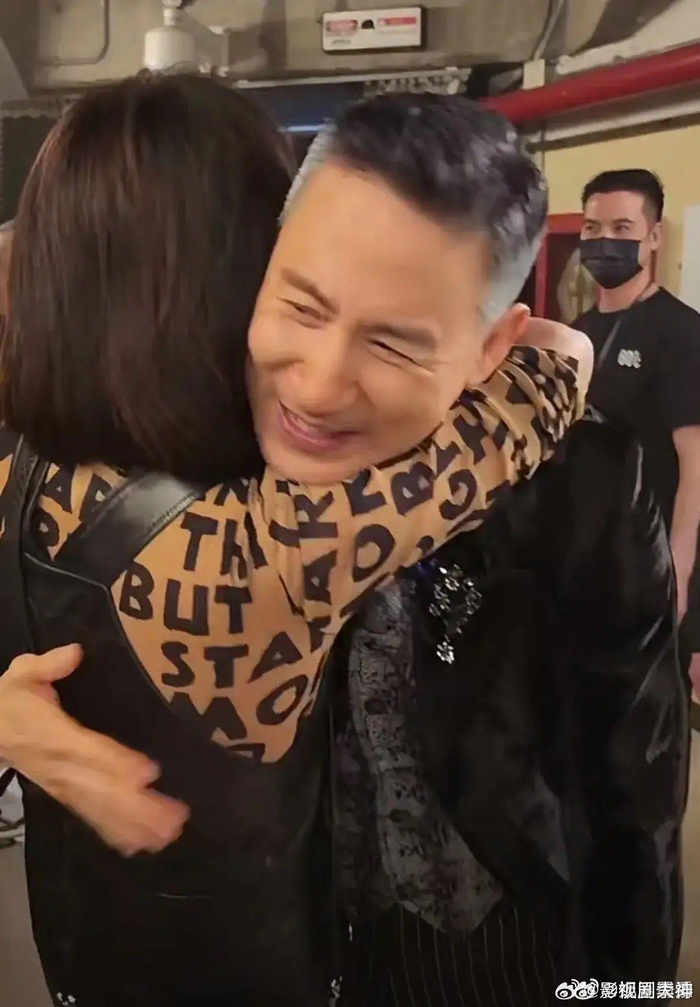 刘嘉玲探班张学友两人当着媒体的面大方友好拥抱