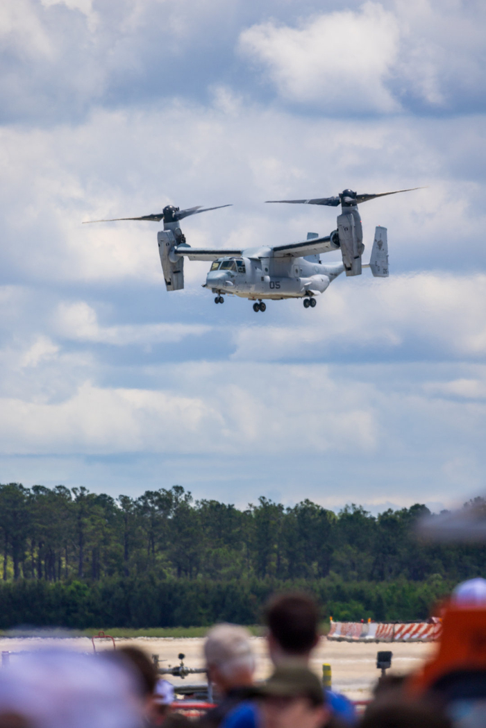 一架美国海军陆战队 mv-22 "鱼鹰 "进行飞行表演