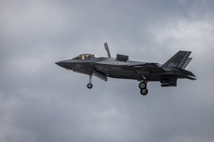 一架美国海军陆战队 mv-22 "鱼鹰 "进行飞行表演|美国海军陆战队|飞行