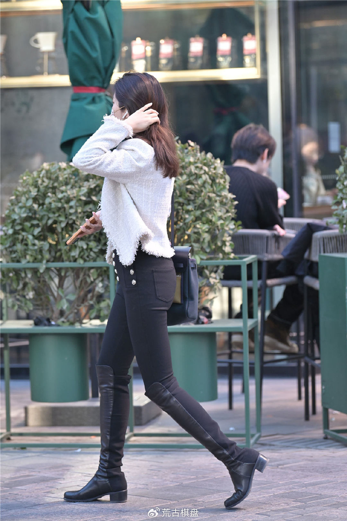 黑色粗跟长靴,刚好过膝的设计,真皮和布面拼接的靴筒设计|粗跟|长靴