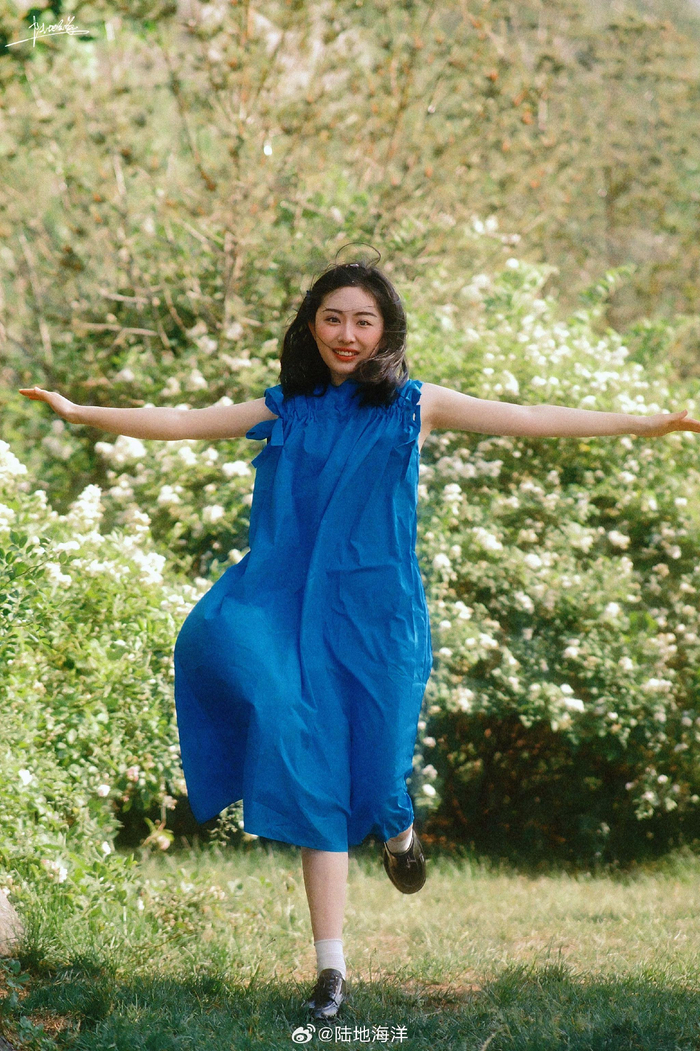 蓝色裙摆盛满一夏天的风