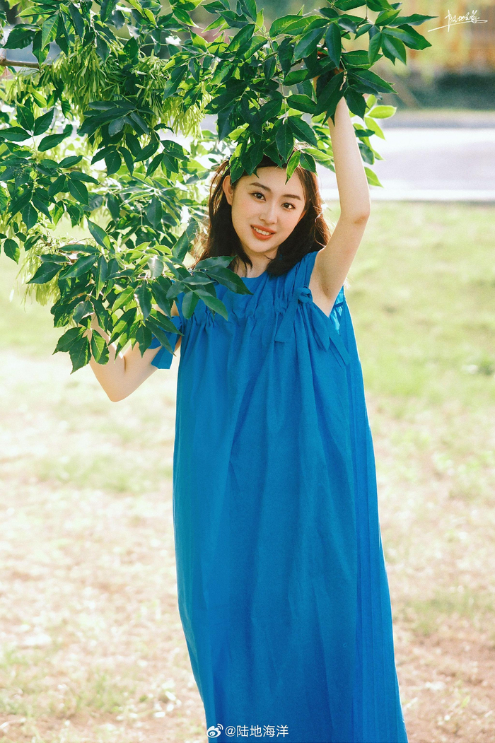 蓝色裙摆盛满一夏天的风
