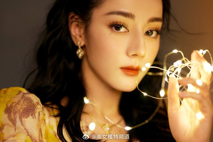 迪丽热巴荧光意境片 复古澄黄套裙法式小卷写意浪漫