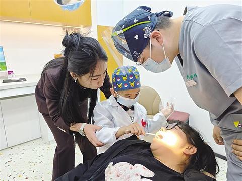 变身小小牙医 特教儿童也能守护妈妈