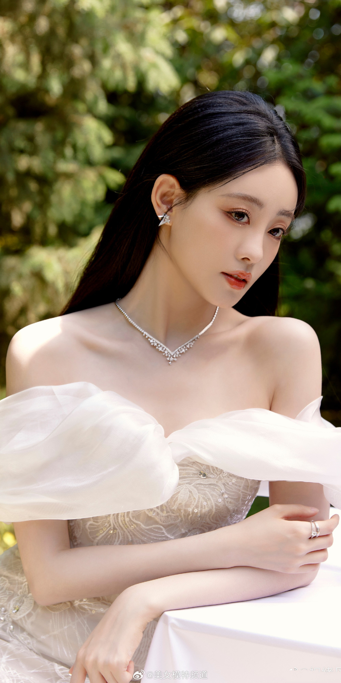 祝绪丹白色蕾丝鲜花抹胸裙