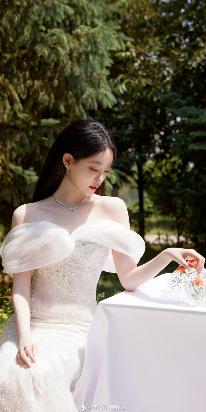 祝绪丹白色蕾丝鲜花抹胸裙