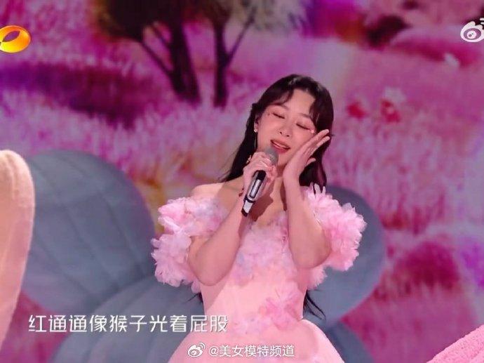 杨紫超甜粉色海洋舞台蓬松蛋糕裙洋溢少女气息笑容甜