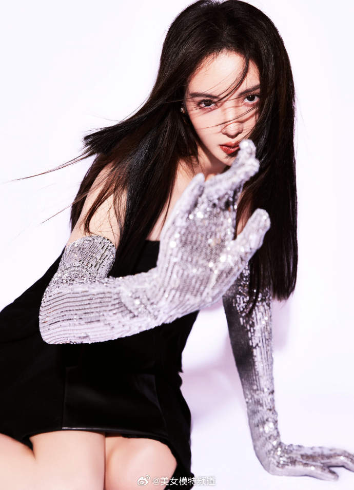 金晨穿黑色抹胸长裙身材曼妙 公主切造型别致优雅摩登十足