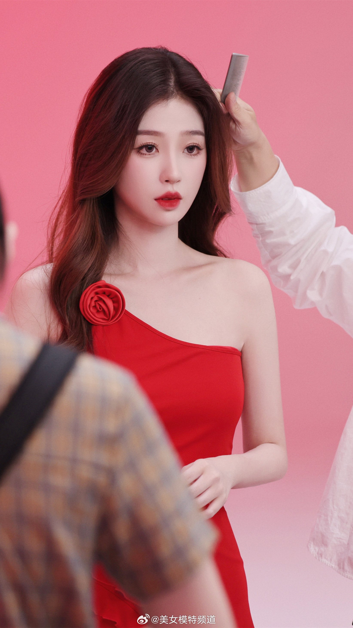 虞书欣红色单肩吊带裙