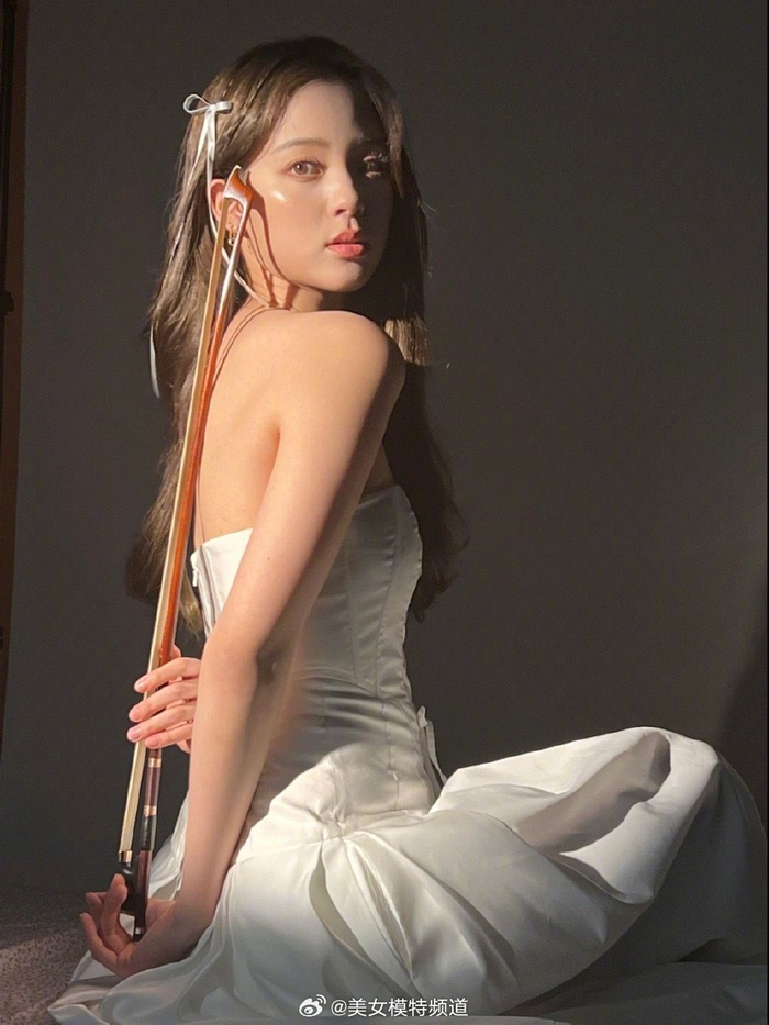 欧阳娜娜最新写真释出元气满满 穿抹胸裙拉大提琴气质佳__财经头条