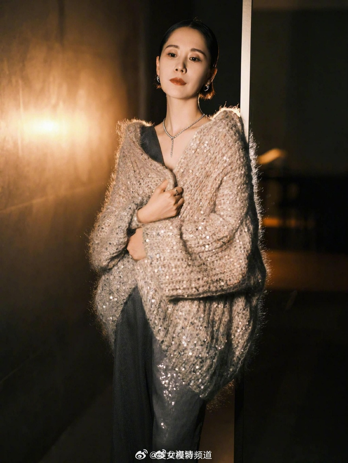 海清着深v套装外搭米色开衫 小露美背显慵懒优雅温柔