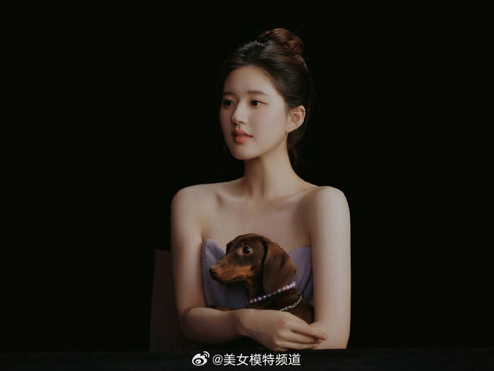 赵露思抹胸长裙秀优越身材化身矜贵黑天鹅兀自美丽