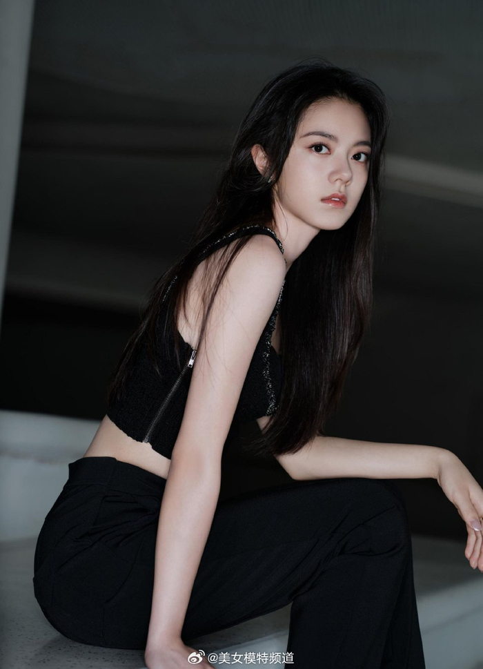 赵今麦纯黑造型化身冷面御女 穿运动背心展现腰肢