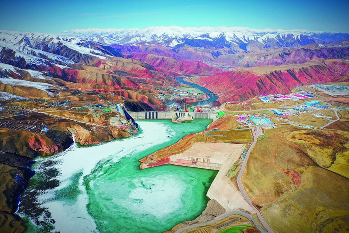 玛尔挡水电站首台机组投产发电