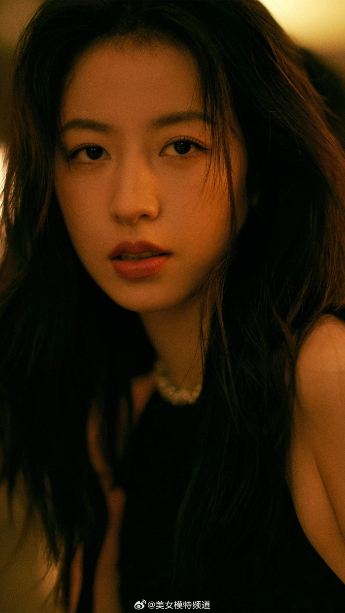 周雨彤酷黑时尚穿搭