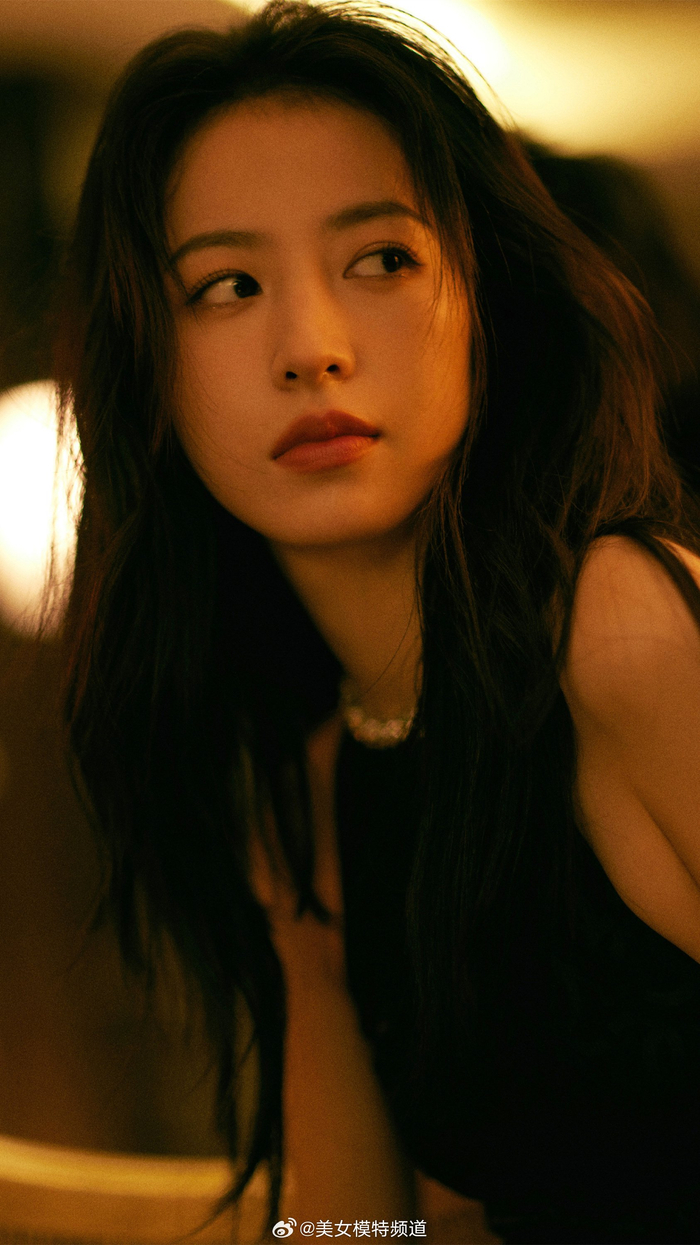 周雨彤酷黑时尚穿搭