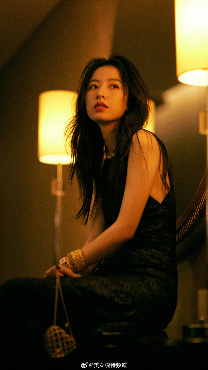 周雨彤酷黑时尚穿搭