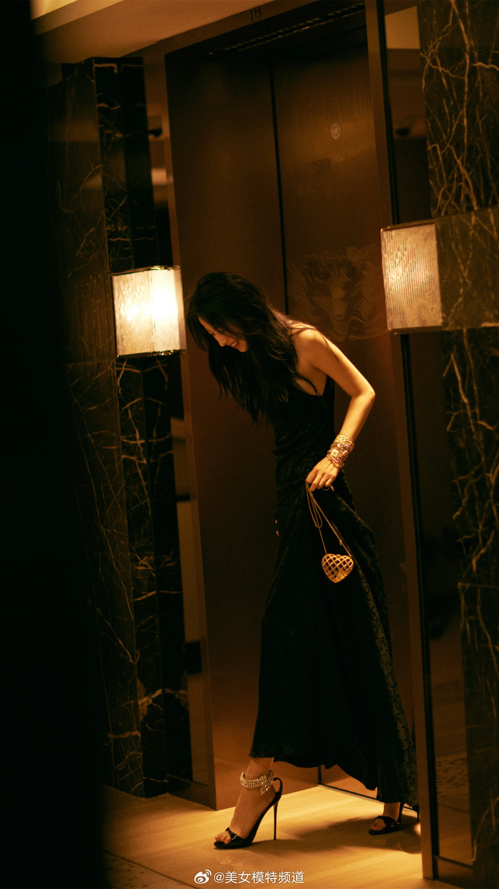 周雨彤酷黑时尚穿搭