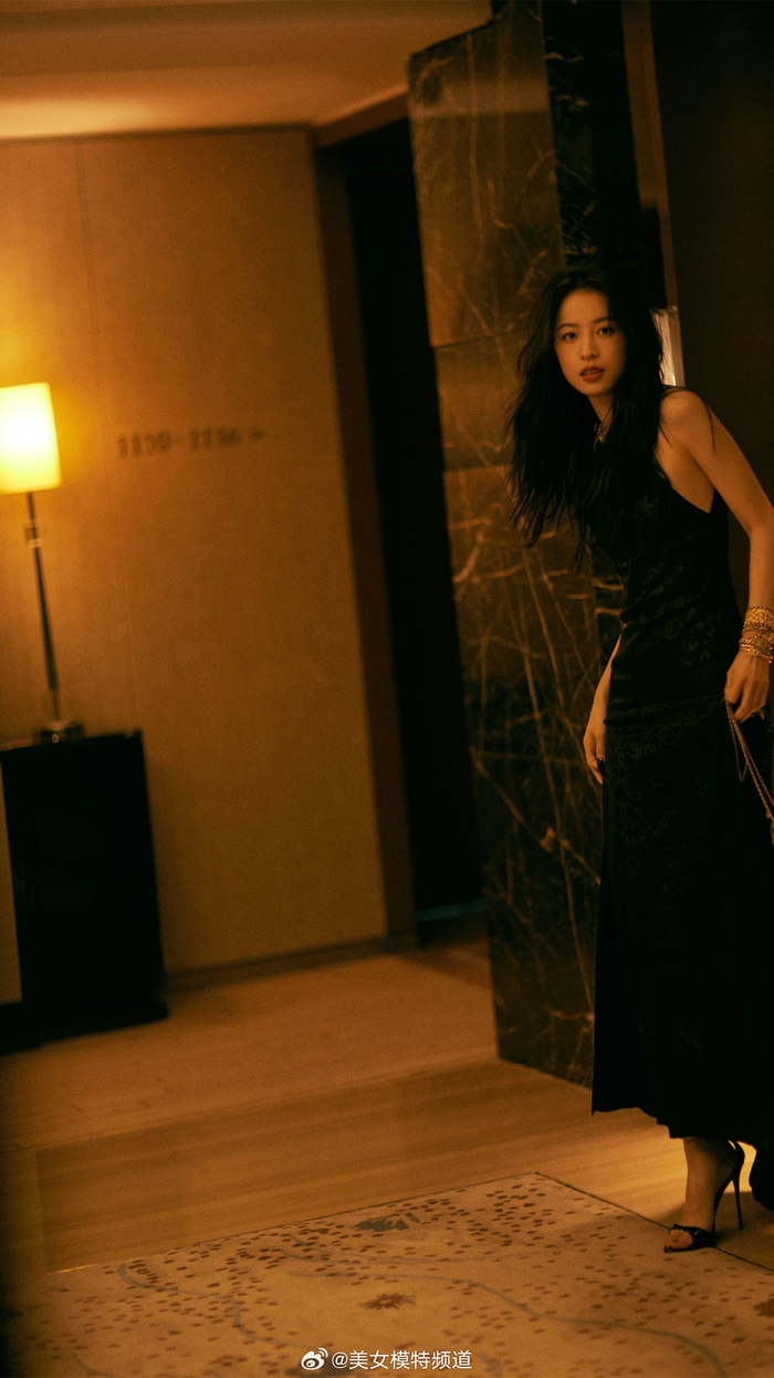 周雨彤酷黑时尚穿搭