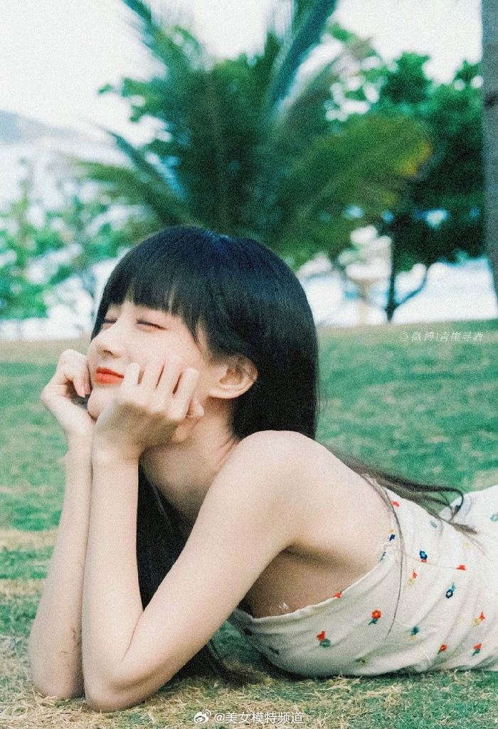 李一桐白底碎花裙清新似初恋齐刘海更衬甜笑糖度满分