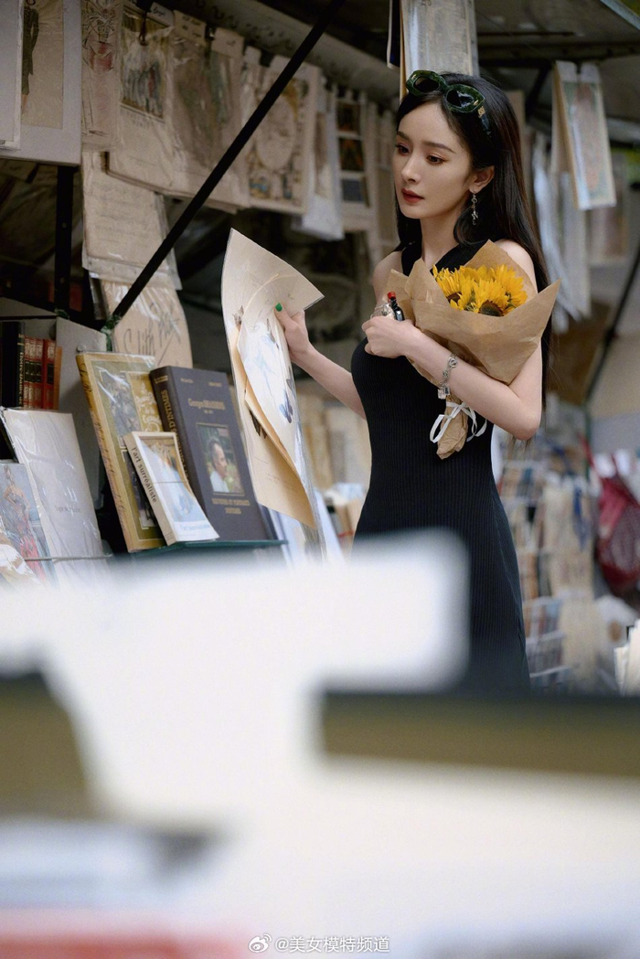 杨幂穿黑色挂脖连衣裙身姿曼妙黑长直发型知性优雅