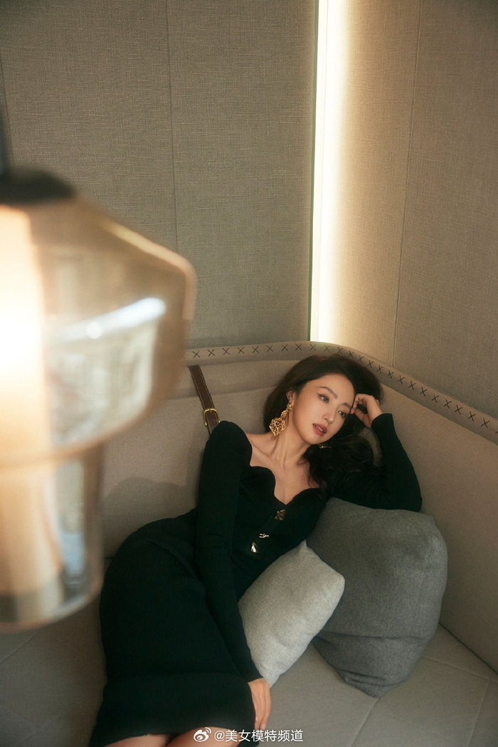 董璇一袭深v黑裙拍大片妩媚卷发娇嫩红唇气质优雅