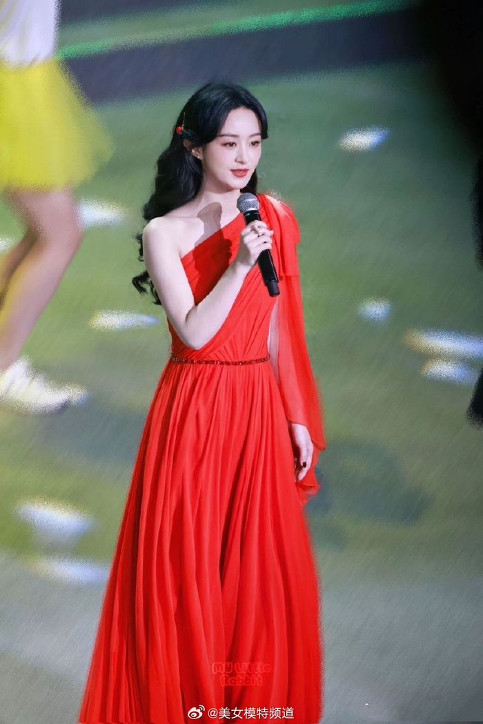 赵丽颖穿一袭红裙亮相晚会半露香肩频频露笑气色好