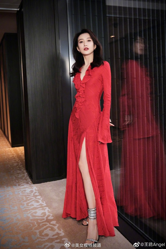 王鸥穿红色长裙露大长腿留披肩长发唇红齿白显温婉