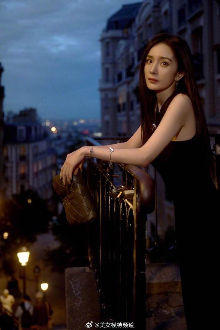 杨幂穿黑色挂脖连衣裙身姿曼妙黑长直发型知性优雅