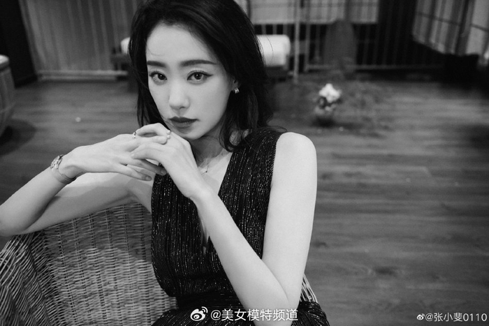 张小斐深v高开叉长裙秀美腿大胆露背气质性感迷人