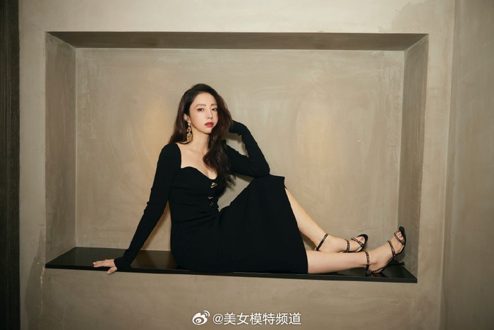董璇一袭深v黑裙拍大片 妩媚卷发娇嫩红唇气质优雅