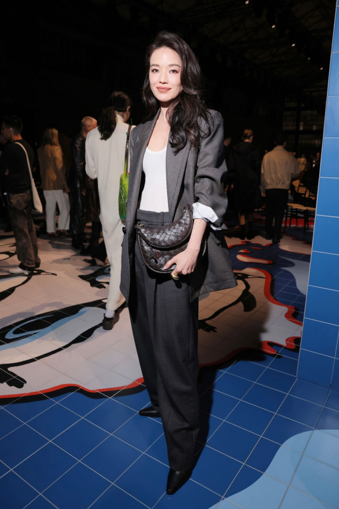 舒淇今日米兰时装周看秀造型bv宽大暗纹西装搭配慵懒卷发
