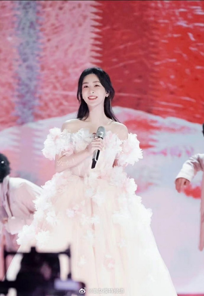 杨紫超甜粉色海洋舞台蓬松蛋糕裙洋溢少女气息笑容甜