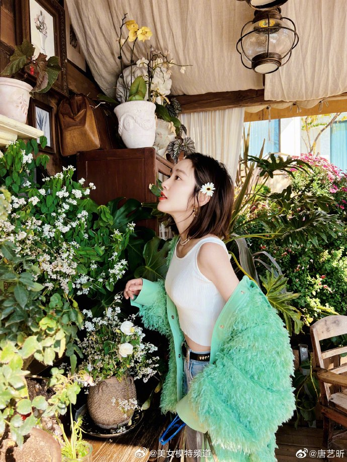 唐艺昕分享九宫格水边随拍穿绿色毛绒外套搭背心好甜美