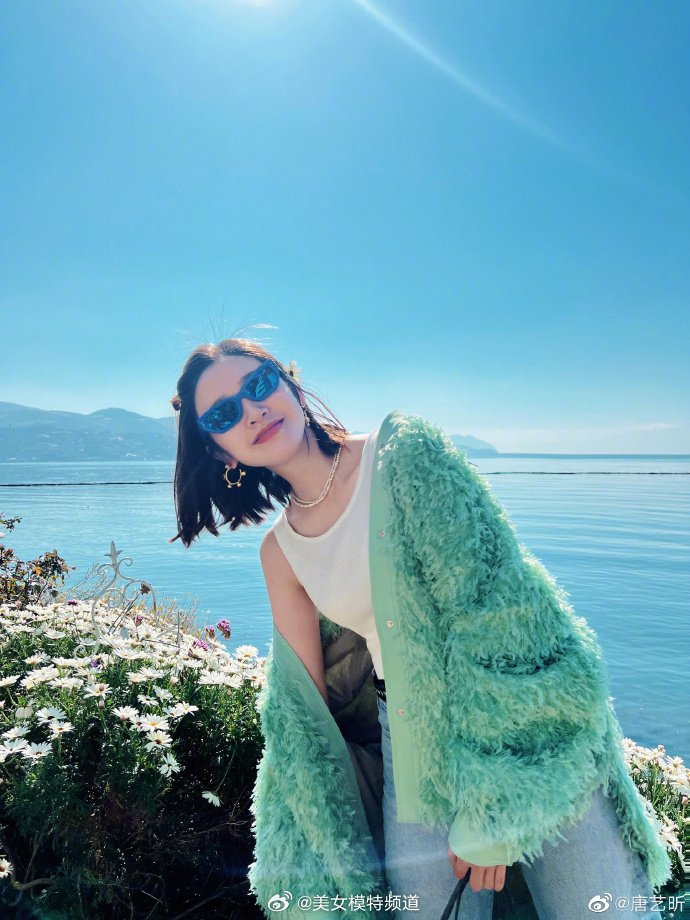 唐艺昕分享九宫格水边随拍穿绿色毛绒外套搭背心好甜美