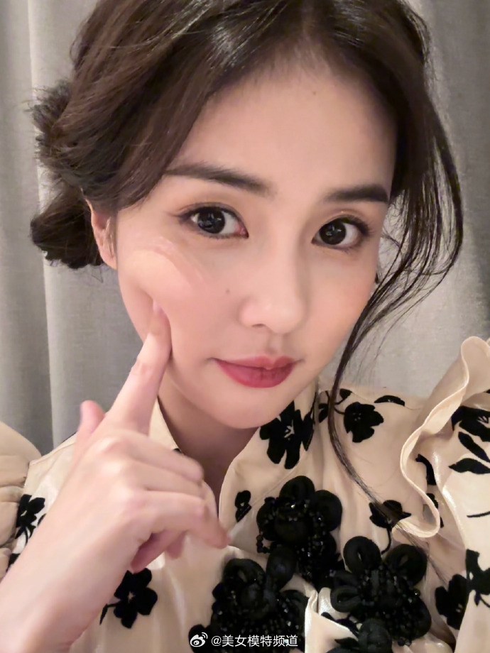 白鹿穿印花素雅旗袍气质温婉 扎双丸子头俏皮可爱