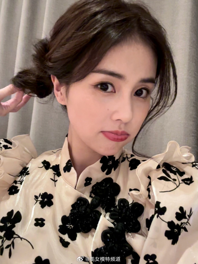 白鹿穿印花素雅旗袍气质温婉 扎双丸子头俏皮可爱