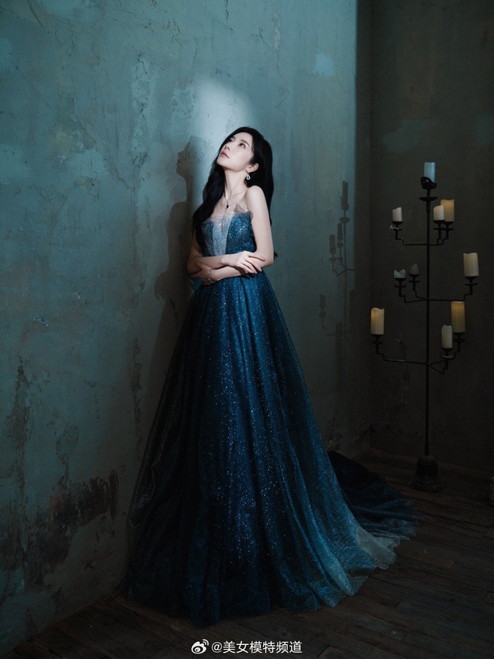 戴燕妮渐变蓝星空裙造型