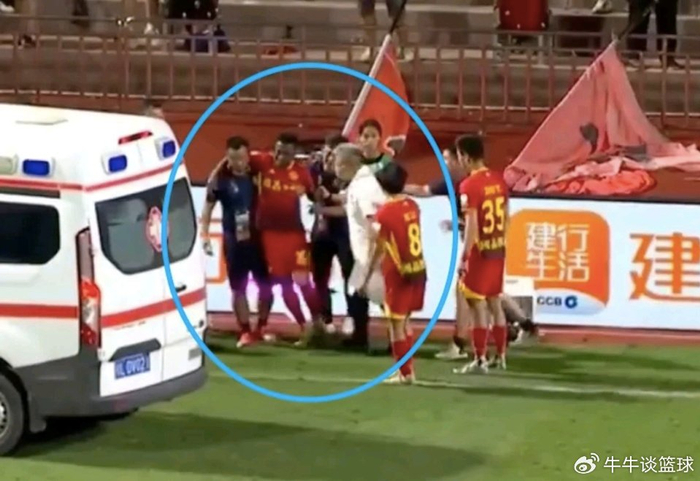 业余！广西外援颈椎骨折，队医搂脖子强行拽起，救护车来自妇幼保健院