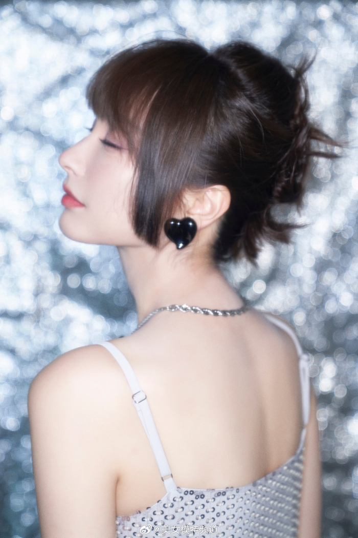 吴昕闪耀摩登风情万种