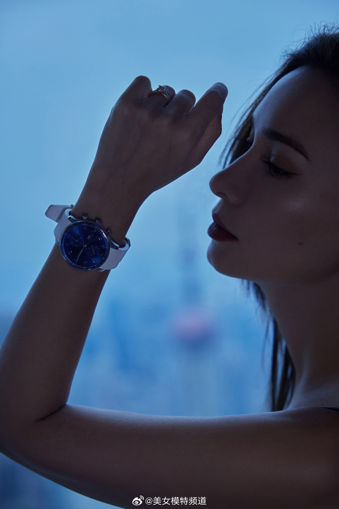 卢靖姗黑色穿搭酷感从容