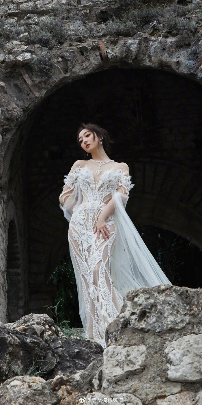 蒋梦婕纯白蕾丝优雅长裙写真