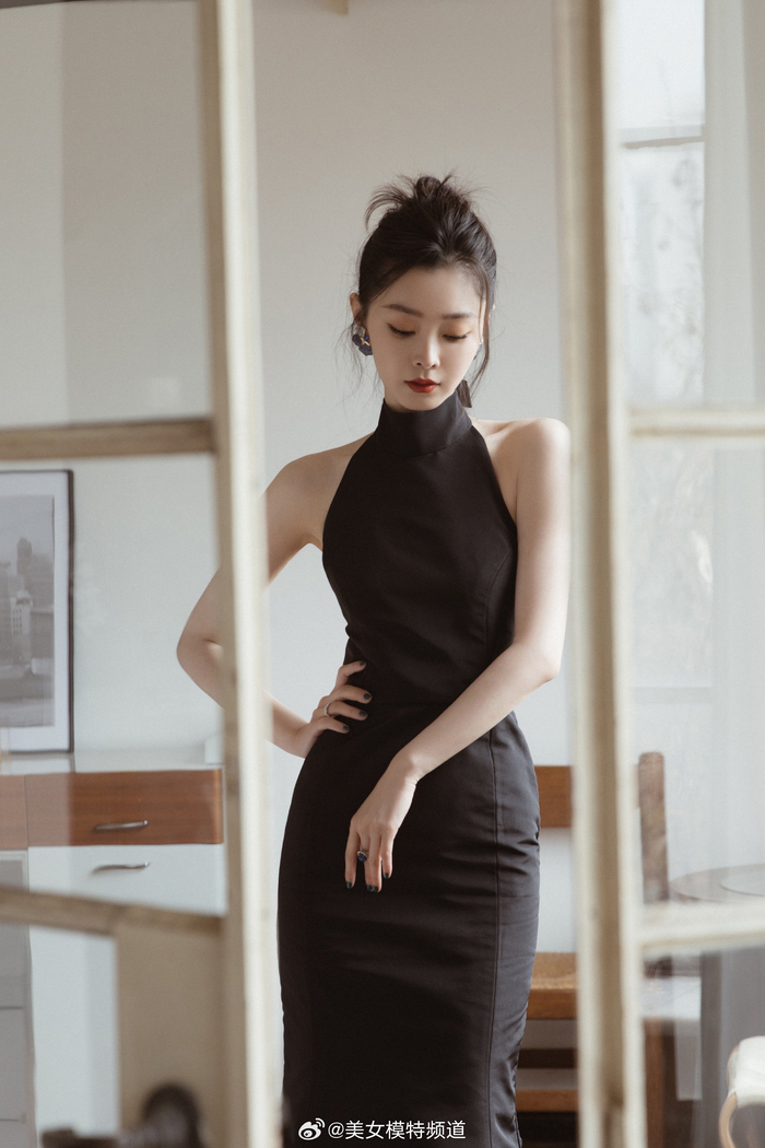 宋轶黑色露背长裙