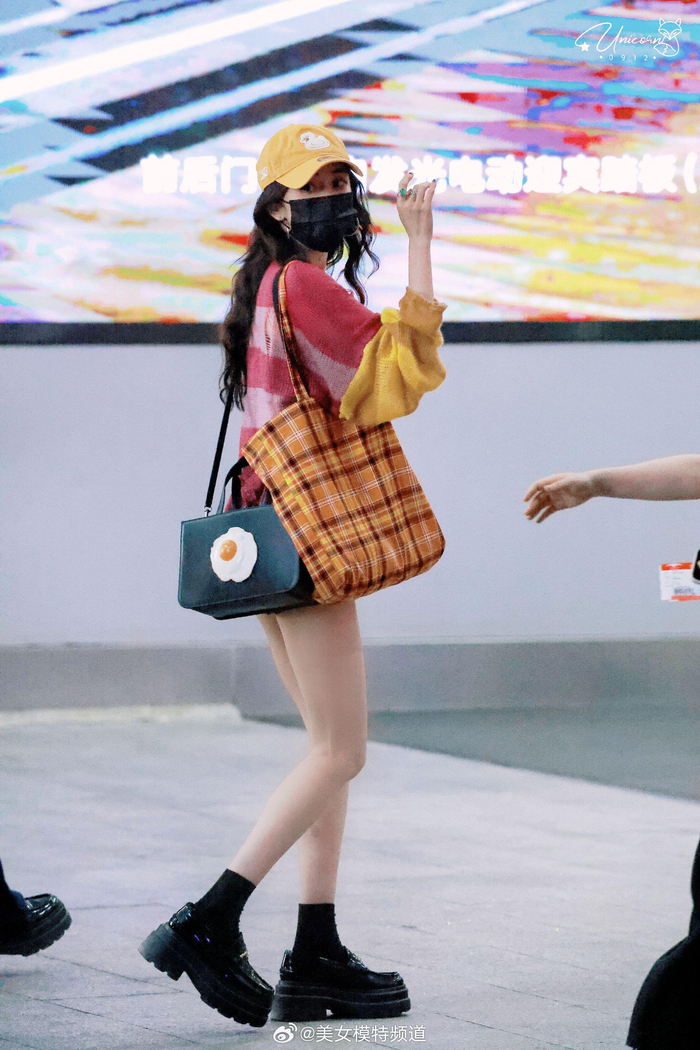 杨幂条纹衫搭配热裤