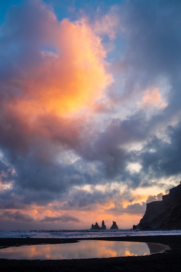 冰岛vik小镇最著名的黑沙滩与海上巨石
