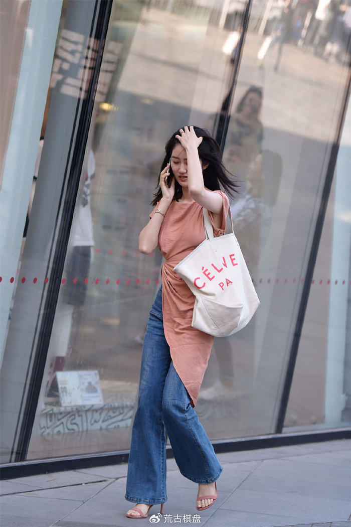 藕荷色的一字带细跟凉鞋,搭配微喇叭牛仔裤,半袖侧衣襟长一些