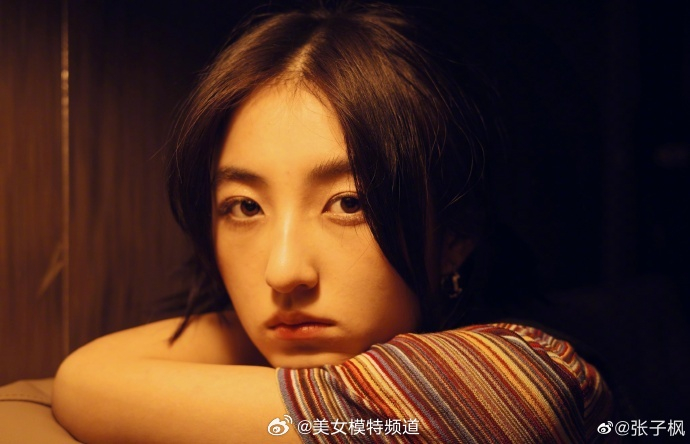 张子枫晒十宫格怼脸照plog暖光随拍显秋日氛围感