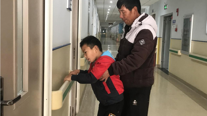 儿子确诊脑瘫需长期康复，父亲术后失去劳动能力，家庭拮据难以支撑