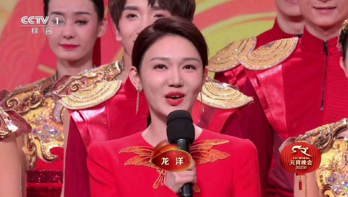 央视元宵晚会女主持人造型:龙洋保守,马凡舒清新,王嘉宁像贝儿